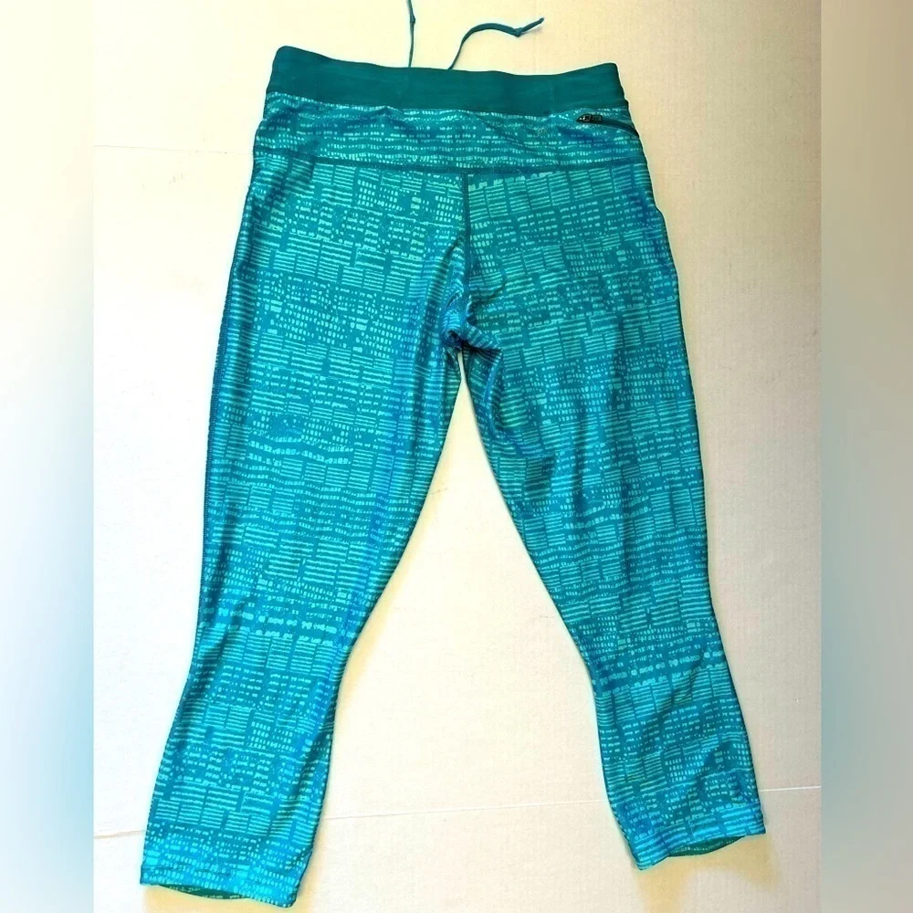 Nike women’s Dri fit active Just Do It cropped capri teal legging in size M. G19